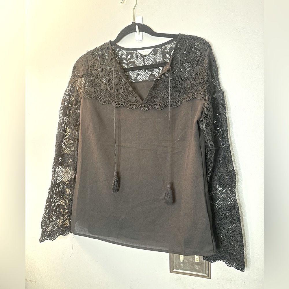Black women's Adiva medium Lace long sleeved blouse
